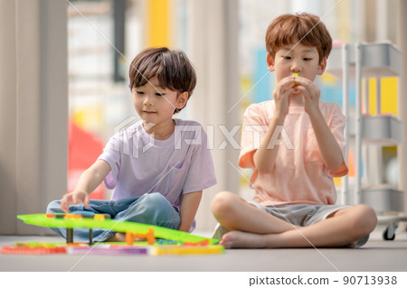 children friends brother lifestyle education 90713938