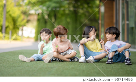 children lifestyle play fun 90714496