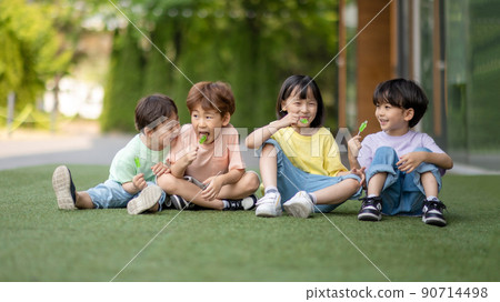 children lifestyle play fun 90714498