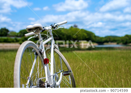 Park your bike on the riverbed where you can see the castle while cycling Park your bike on the riverbed where you can see the castle while cycling 90714599