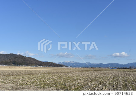 Aragamiyama on a clear day and a snowy mountain in the distance 90714638