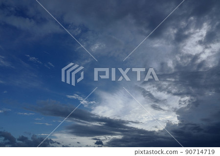夏季雨中出現的藍天和雲彩·210818PM 夏季雨中出現的藍天和雲彩·210818PM 90714719