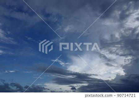 夏季雨中出現的藍天和雲彩·210818PM 夏季雨中出現的藍天和雲彩·210818PM 90714721