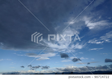 夏季雨中出現的藍天和雲彩·210818PM 夏季雨中出現的藍天和雲彩·210818PM 90714722