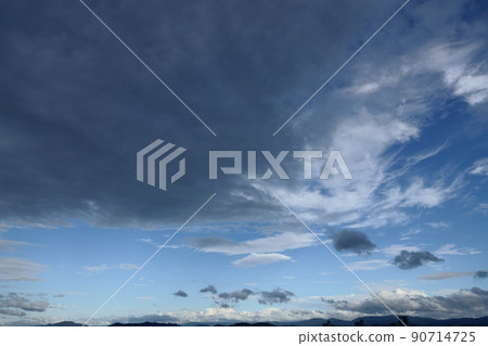 夏季雨中出現的藍天和雲彩·210818PM 夏季雨中出現的藍天和雲彩·210818PM 90714725