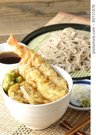 一套蕎麥麵和一碗牛筋放在一個小碗裡 一套蕎麥麵和一碗牛筋放在一個小碗裡 90715876