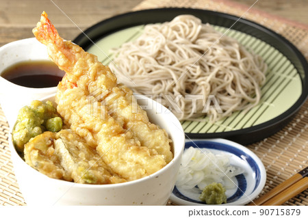 一套蕎麥麵和一碗牛筋放在一個小碗裡 90715879