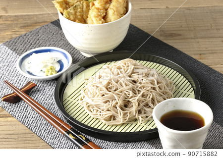 一套蕎麥麵和一碗牛筋放在一個小碗裡 90715882