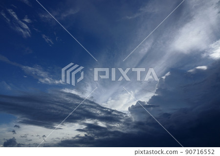 烏雲籠罩著夏日傍晚的天空· 210818PM 90716552
