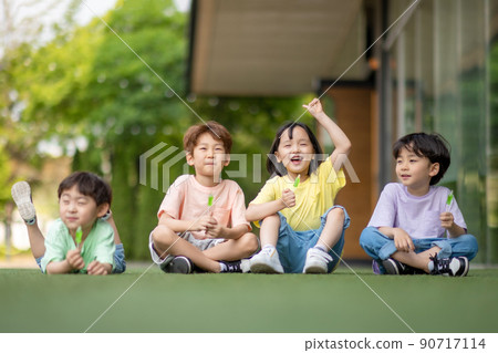 children men and women freedom joy peace lifestyle 90717114