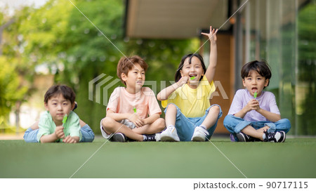 兒童 男女 自由 歡樂 和平 生活方式 90717115