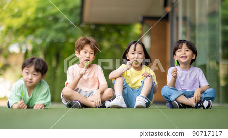 children men and women freedom joy peace lifestyle 90717117