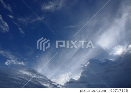 烏雲籠罩著夏日傍晚的天空· 210818PM 90717126