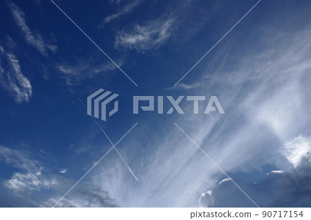 烏雲籠罩著夏日傍晚的天空· 210818PM 烏雲籠罩著夏日傍晚的天空· 210818PM 90717154