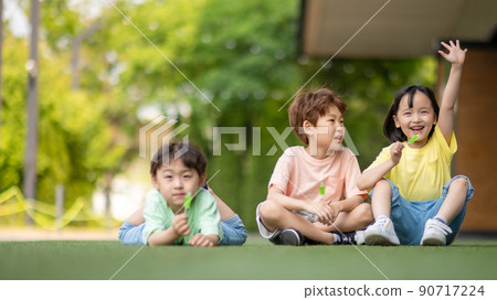 children men and women freedom joy peace lifestyle 90717224