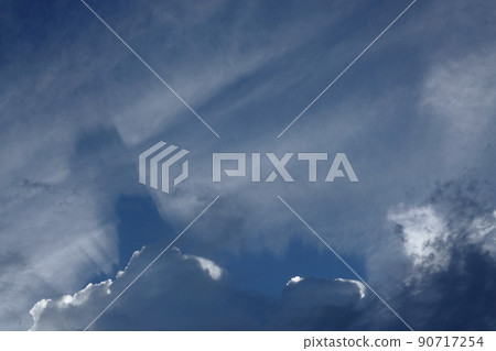 烏雲籠罩著夏日傍晚的天空· 210818PM 烏雲籠罩著夏日傍晚的天空· 210818PM 90717254