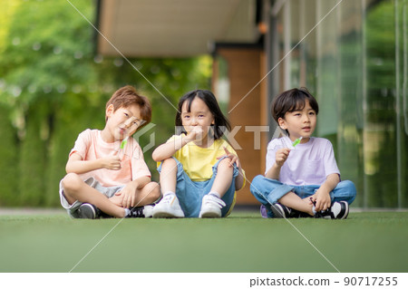 children men and women freedom joy peace lifestyle 90717255