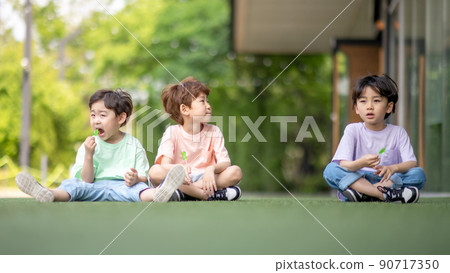 children men and women freedom joy peace lifestyle 90717350