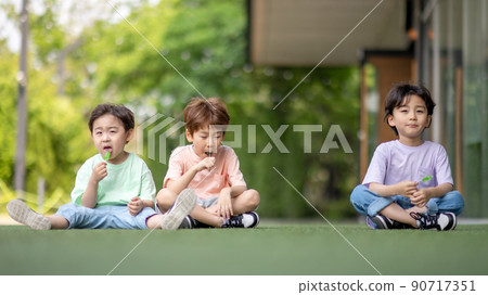 children men and women freedom joy peace lifestyle 90717351