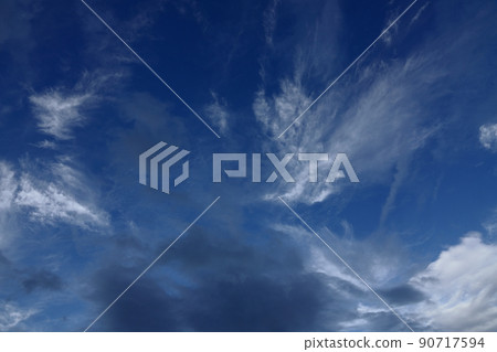Summer evening sky and clouds 210818PM 90717594