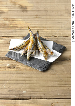 石板和麵紙炒銀條圓鯡魚 石板和麵紙炒銀條圓鯡魚 90717694
