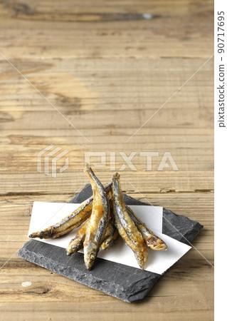 石板和麵紙炒銀條圓鯡魚 石板和麵紙炒銀條圓鯡魚 90717695