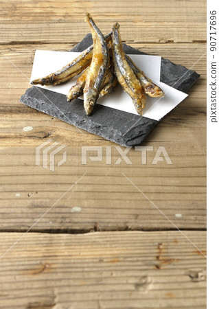石板和麵紙炒銀條圓鯡魚 石板和麵紙炒銀條圓鯡魚 90717696