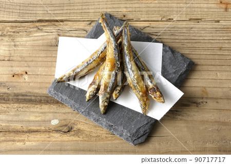 石板和麵紙上的油炸銀條圓鯡魚鳥瞰圖 石板和麵紙上的油炸銀條圓鯡魚鳥瞰圖 90717717