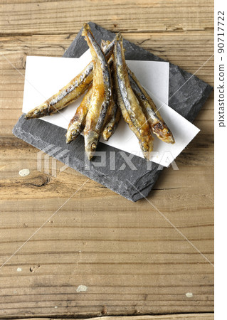 石板和麵紙上的油炸銀條圓鯡魚鳥瞰圖 石板和麵紙上的油炸銀條圓鯡魚鳥瞰圖 90717722