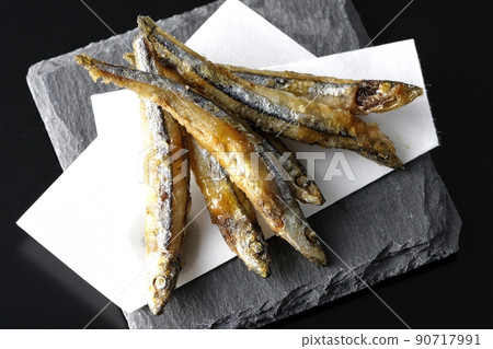 鳥瞰石板盤上的油炸銀條圓鯡魚和黑色背景的頂紙 90717991