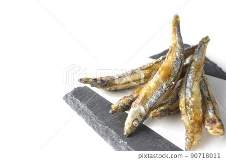石板，白底紙上油炸銀條圓鯡魚 90718011