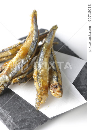 石板，白底紙上油炸銀條圓鯡魚 90718018