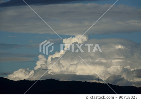 傍晚的風景，積雨雲和山脈，長焦，夏天，210818PM 90718025