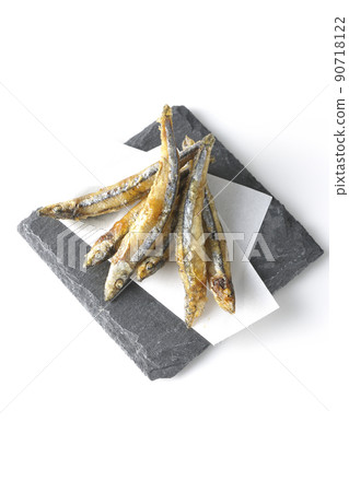 鳥瞰石板盤上的油炸銀條圓鯡魚和白色背景上的頂紙 90718122