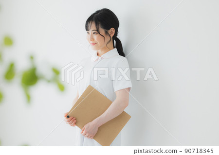 一件白色外套的女性護士 90718345