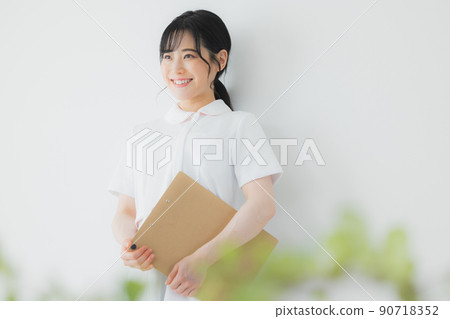 一件白色外套的女性護士 一件白色外套的女性護士 90718352