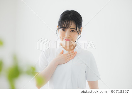 一件白色外套的女性護士 90718367