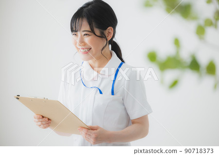 Female nurse in a white coat 90718373