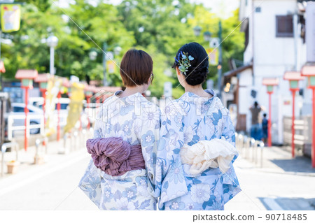 一個穿著浴衣參觀寺廟的年輕女子沒有臉 90718485