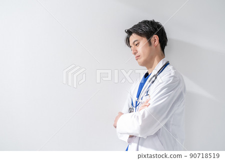A man in a white coat, a middle doctor, worried 90718519