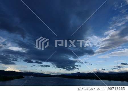 夏日夜景，烏云密布的雨雲和東方天空，210818PM 90718665