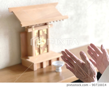 老婦人為神名鼓掌 老婦人為神名鼓掌 90718814