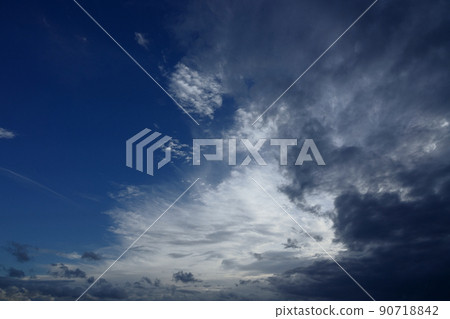 夏日傍晚南天藍天白雲，210818PM 90718842
