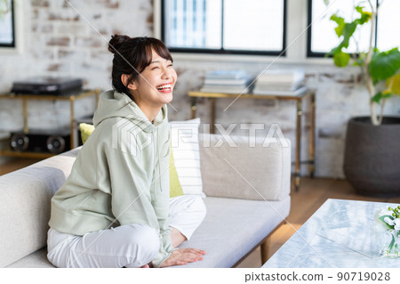 年輕女子在客廳放鬆 90719028