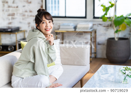 年輕女子在客廳放鬆 90719029