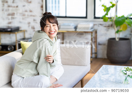 年輕女子在客廳放鬆 90719030