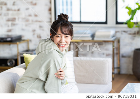 Young woman relaxing in the living room 90719031