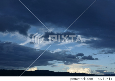 夏日夜景-烏云密布的雨雲和遠處的積雨雲-210818PM 90719614