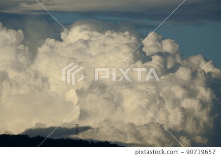 夏日傍晚場景,烏云密布的雨雲和遙遠的積雨雲,長焦,210818PM 夏日傍晚場景,烏云密布的雨雲和遙遠的積雨雲,長焦,210818PM 90719657