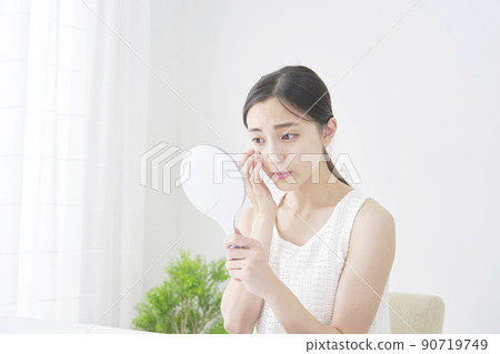 一個擔心在客廳用手鏡看臉的女人 90719749